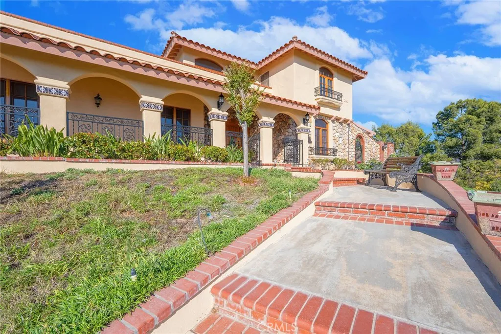 2240 Foothill Boulevard, Santa Ana, California 92705 home-pic-6