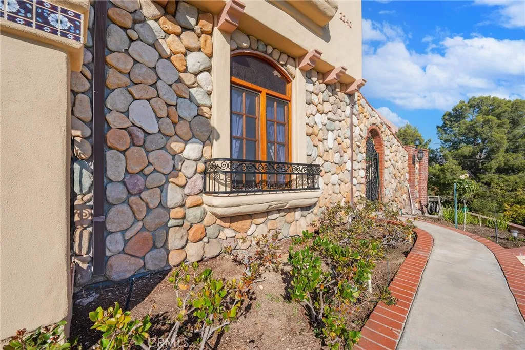 2240 Foothill Boulevard, Santa Ana, California 92705 home-pic-8