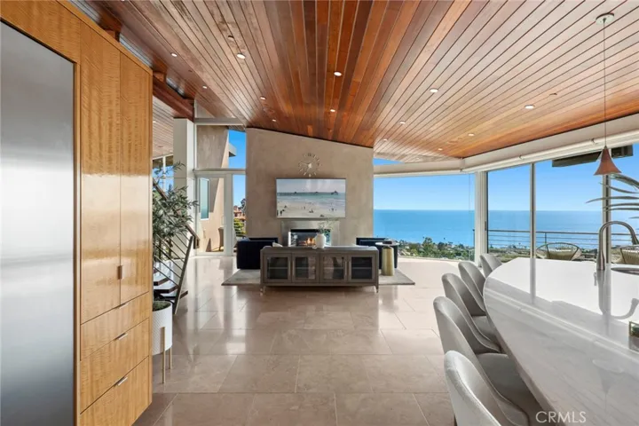 Open concept livingroom and kitchen