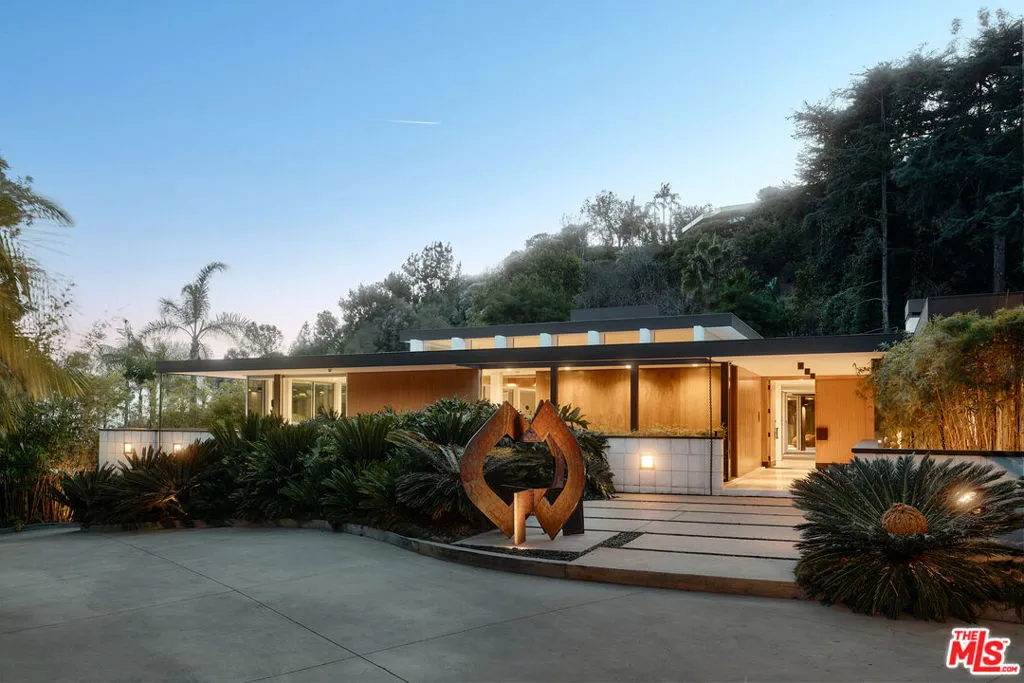 1061 Loma Vista Drive, Beverly Hills, California 90210 home-pic-1