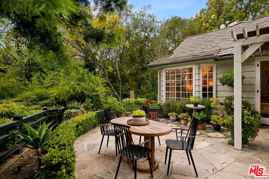 2576 Benedict Canyon Drive, Beverly Hills, California 90210 home-pic-20