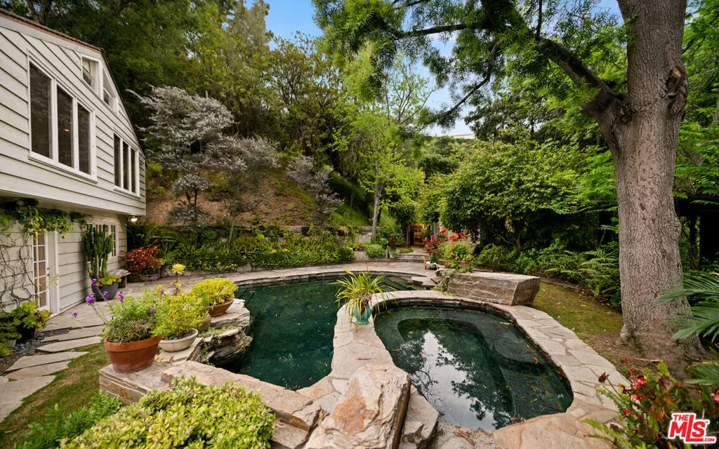 2576 Benedict Canyon Drive, Beverly Hills, California 90210 home-pic-16
