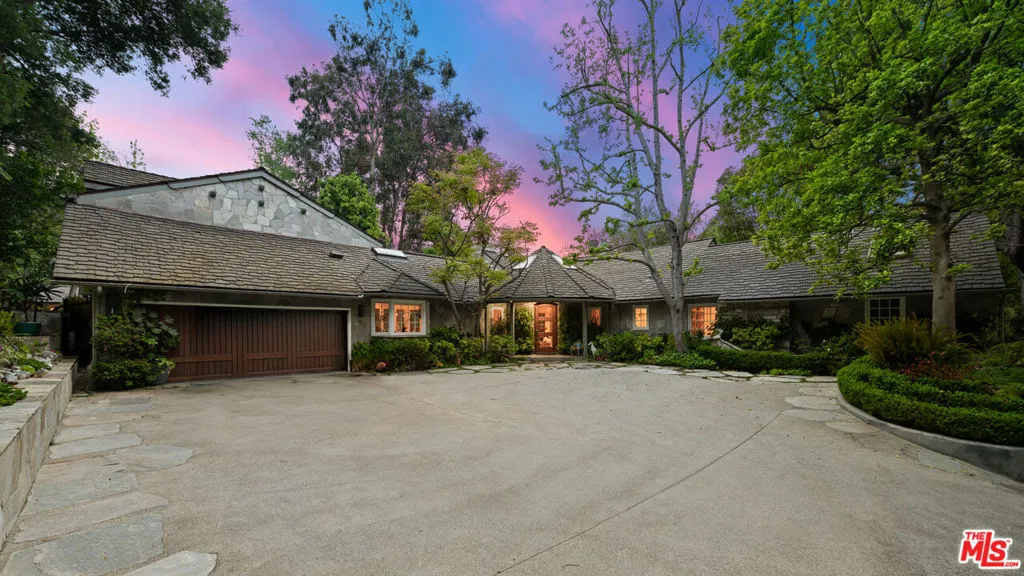 2576 Benedict Canyon Drive, Beverly Hills, California 90210 home-pic-1