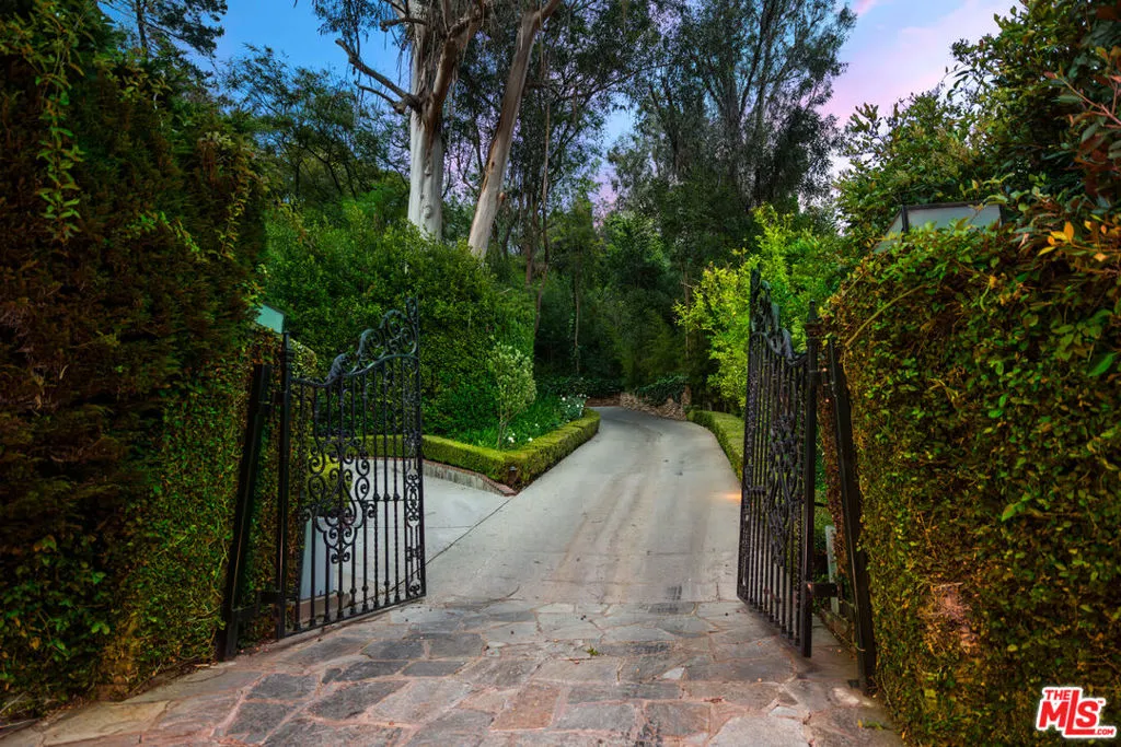 2576 Benedict Canyon Drive, Beverly Hills, California 90210 home-pic-21