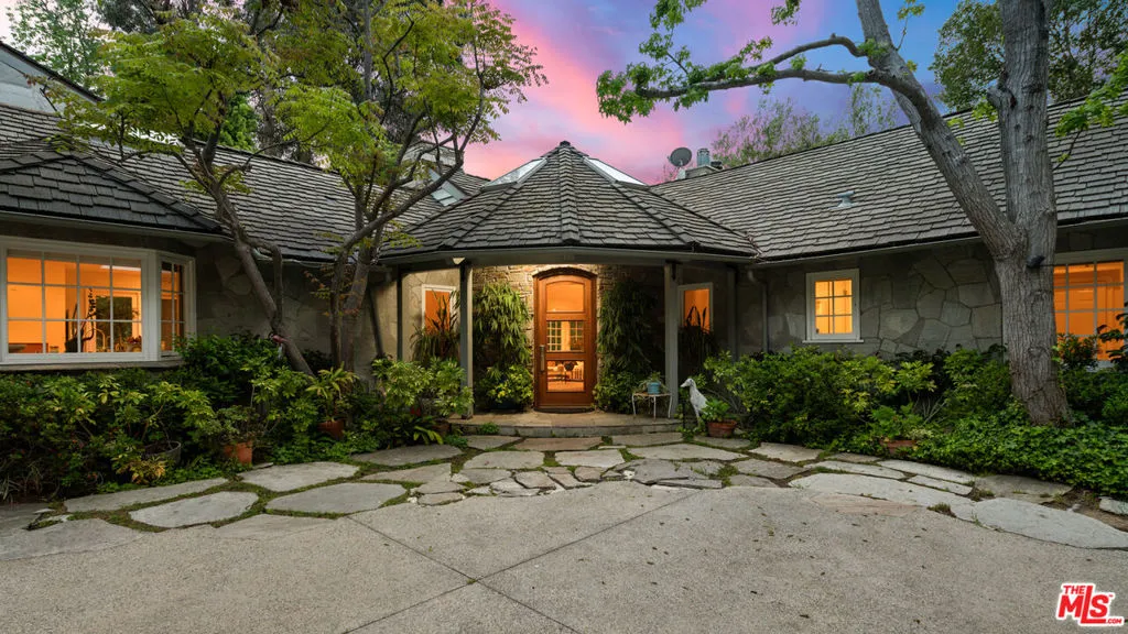 2576 Benedict Canyon Drive, Beverly Hills, California 90210 home-pic-2