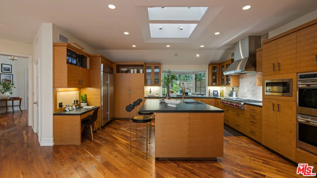 2576 Benedict Canyon Drive, Beverly Hills, California 90210 home-pic-4