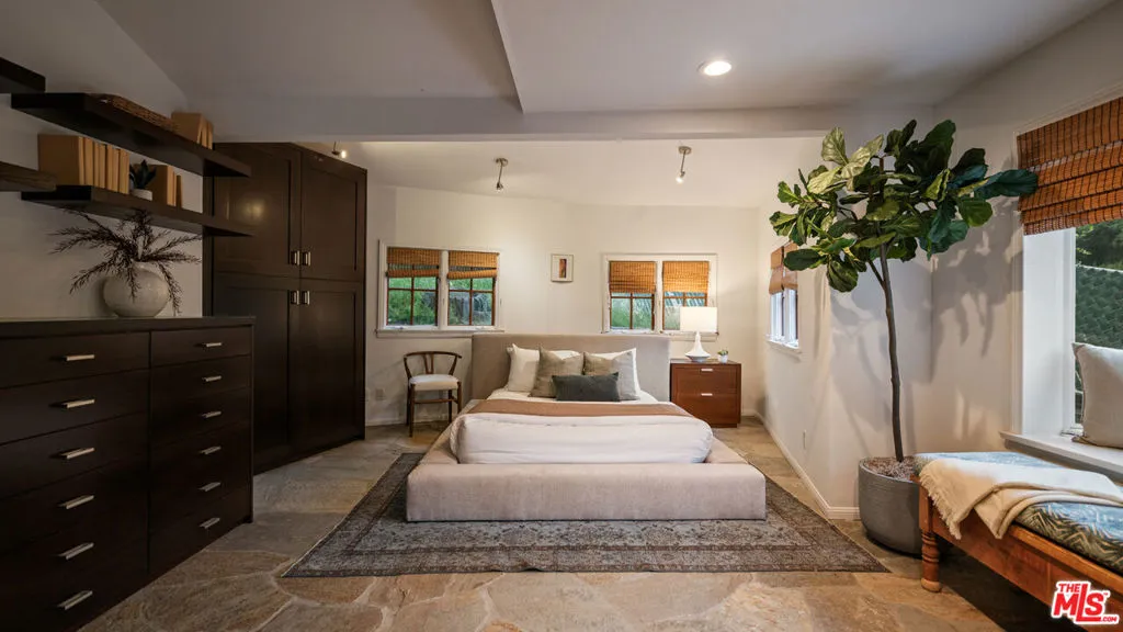 2576 Benedict Canyon Drive, Beverly Hills, California 90210 home-pic-18