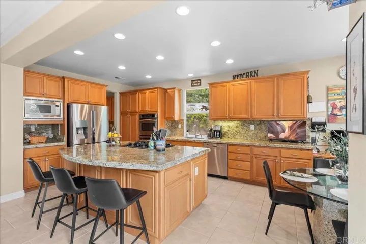 Kitchen & Dining