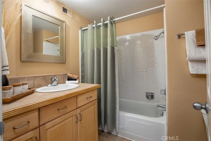 Hall full bathroom