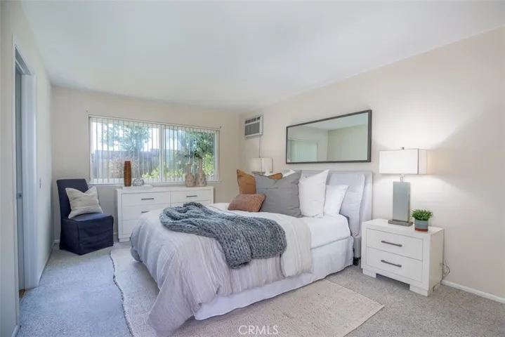 Ground level main bedroom w/walk in closet.