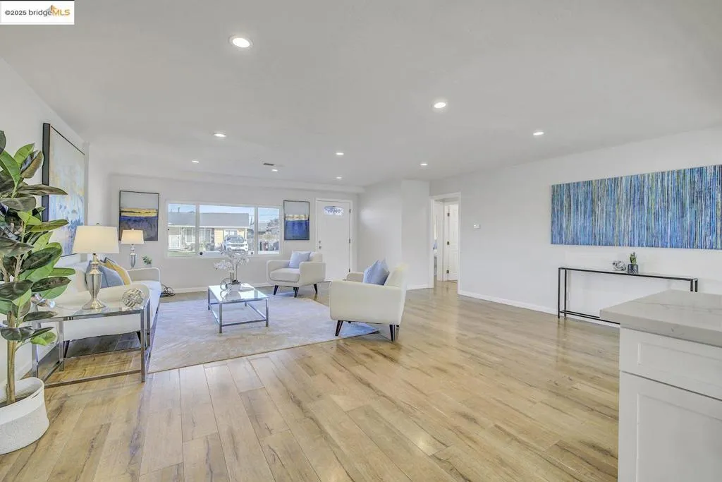 215 Isleton Ave, Oakland, California 94603 home-pic-4