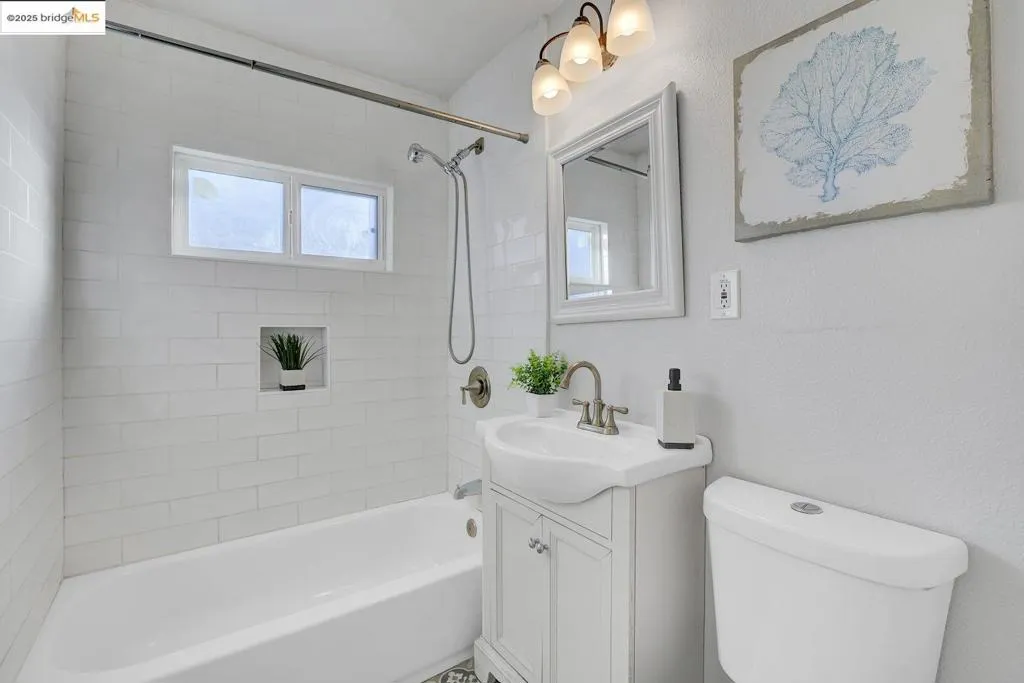 215 Isleton Ave, Oakland, California 94603 home-pic-35