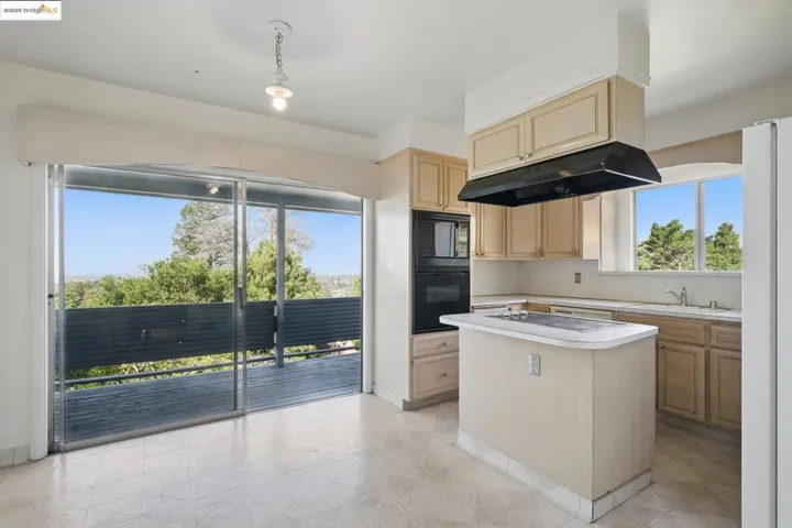 4689 Reinhardt Dr, Oakland, California 94619