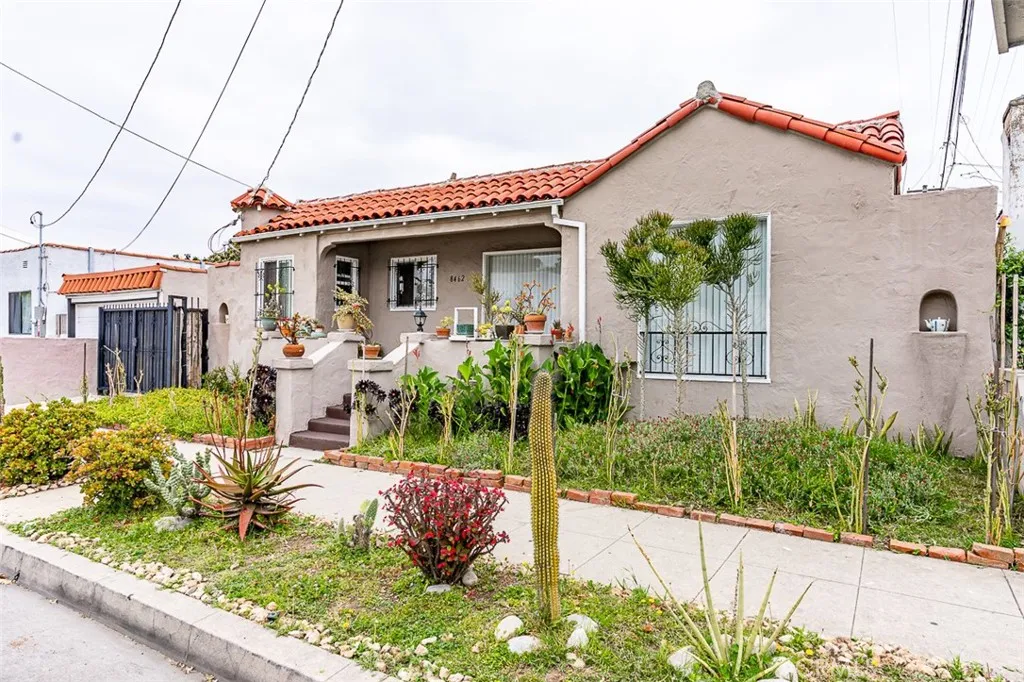 8462 S Denker Avenue, Los Angeles, California 90047 home-pic-2