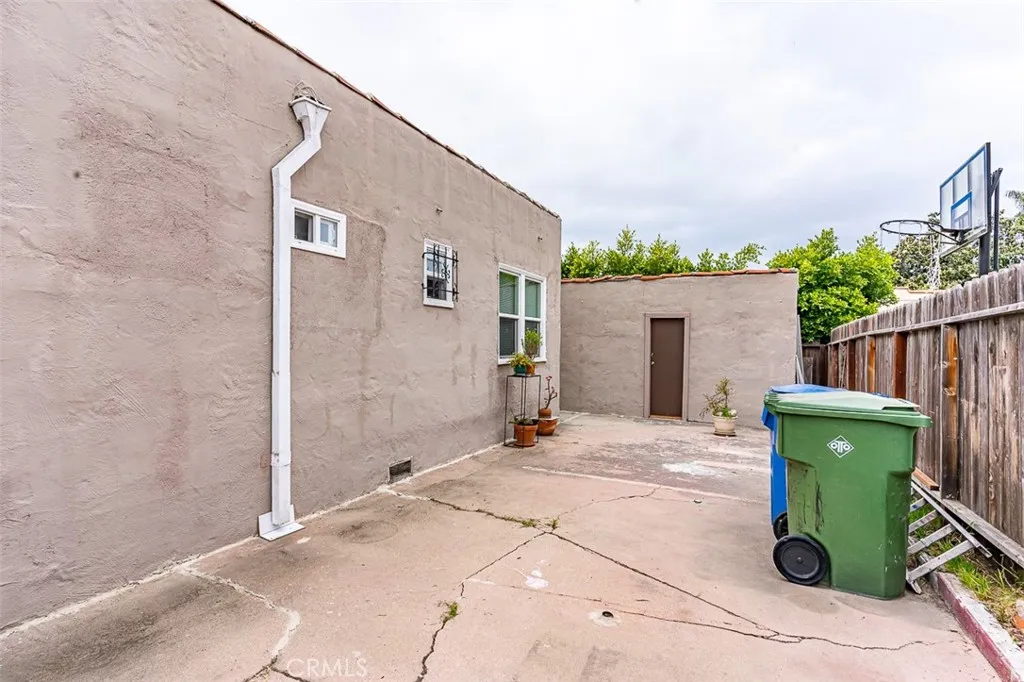 8462 S Denker Avenue, Los Angeles, California 90047 home-pic-17
