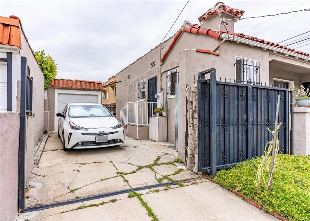 8462 S Denker Avenue, Los Angeles, California 90047 home-pic-3