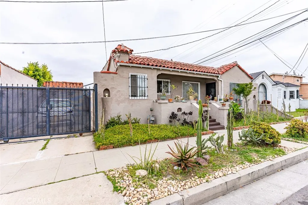 8462 S Denker Avenue, Los Angeles, California 90047 home-pic-1