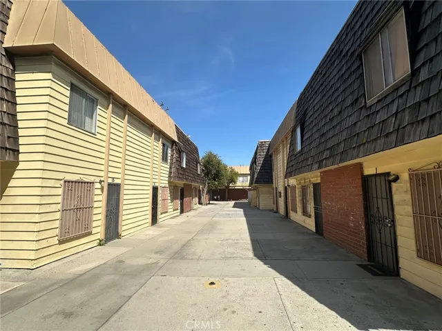 2124 N Santa Fe Avenue, Compton, California 90222