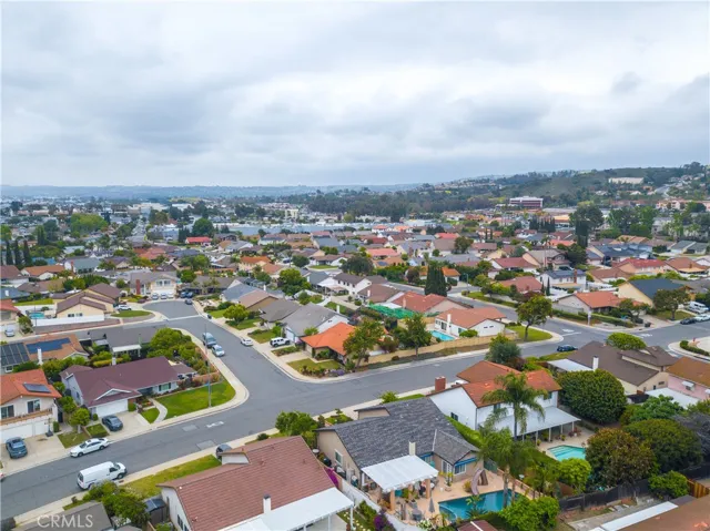 Walking Distance to Restaurants, Shopping and Freeways