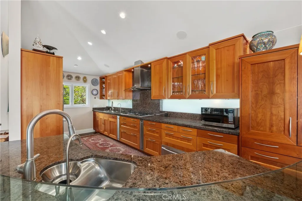 535 High Dr, Laguna Beach, California 92651 home-pic-16