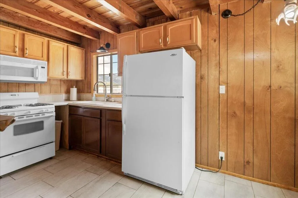 927 W Fairway Boulevard, Big Bear, California 92314 home-pic-7