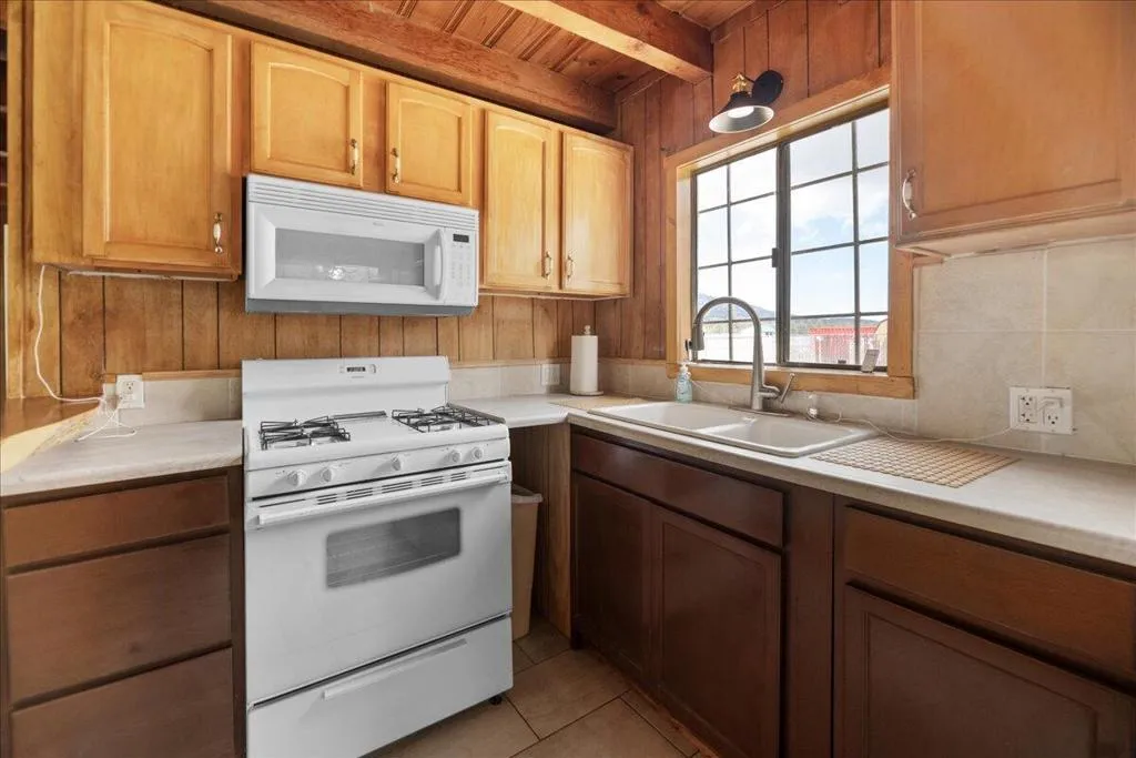 927 W Fairway Boulevard, Big Bear, California 92314 home-pic-8
