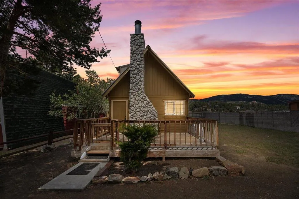 927 W Fairway Boulevard, Big Bear, California 92314 home-pic-1