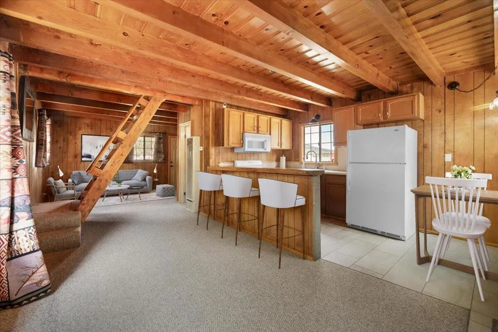 927 W Fairway Boulevard, Big Bear, California 92314 home-pic-4