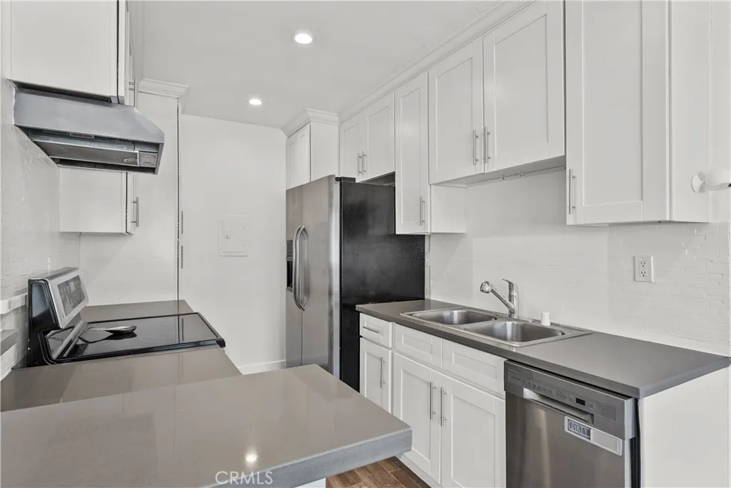 5328 Newcastle Avenue 58, Encino, California 91316 home-pic-4