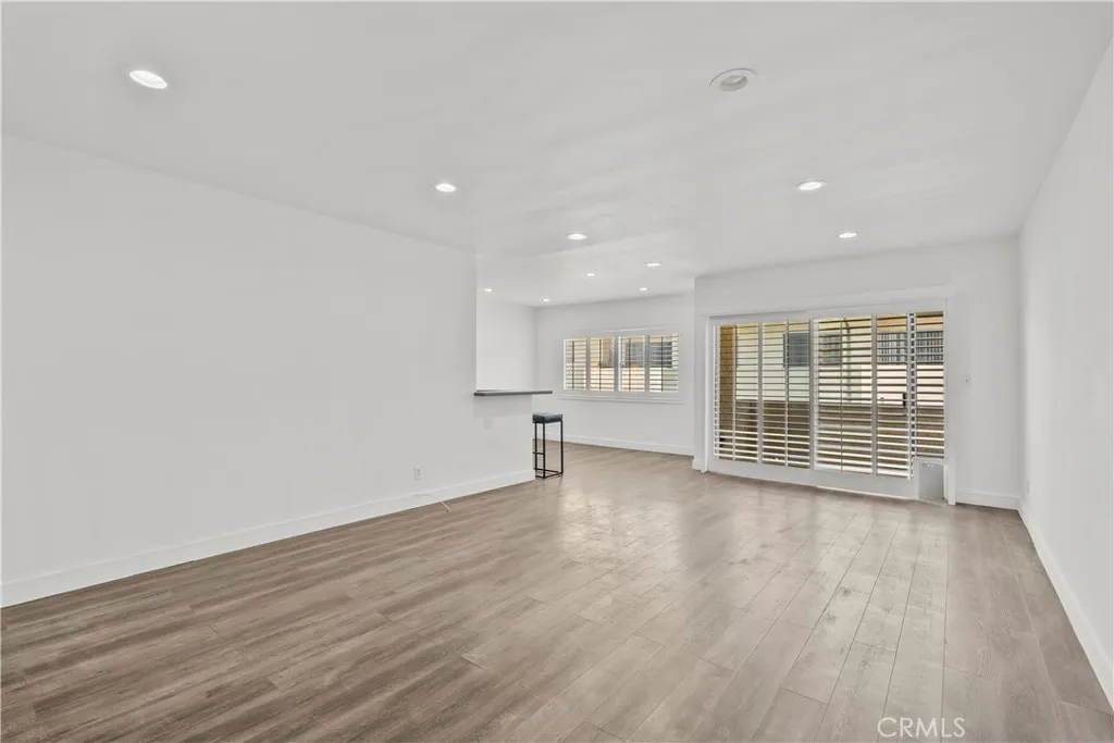 5328 Newcastle Avenue 58, Encino, California 91316 home-pic-2