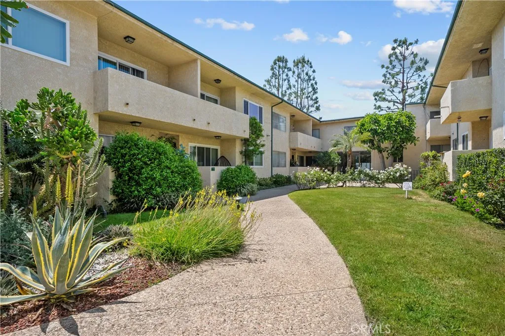 5328 Newcastle Avenue 58, Encino, California 91316 home-pic-15