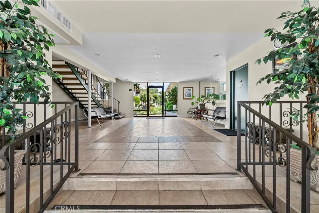 5328 Newcastle Avenue 58, Encino, California 91316 home-pic-17