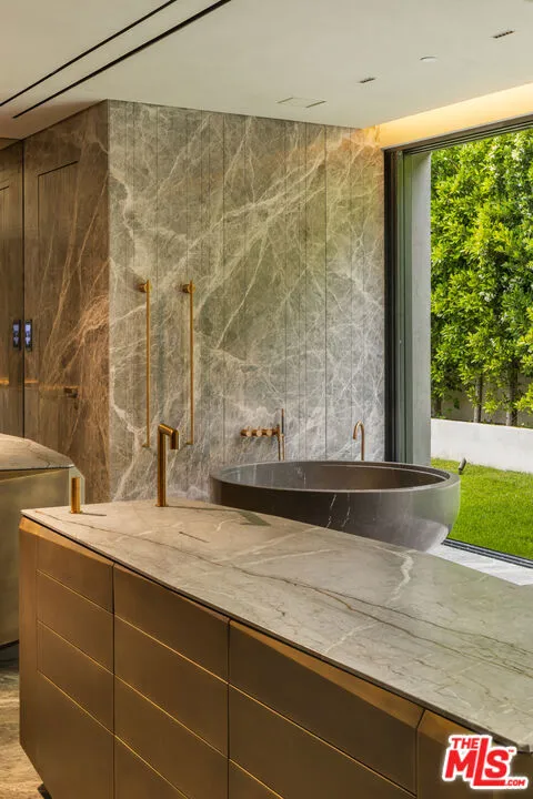 8741 St Ives Drive, Los Angeles, California 90069 home-pic-14