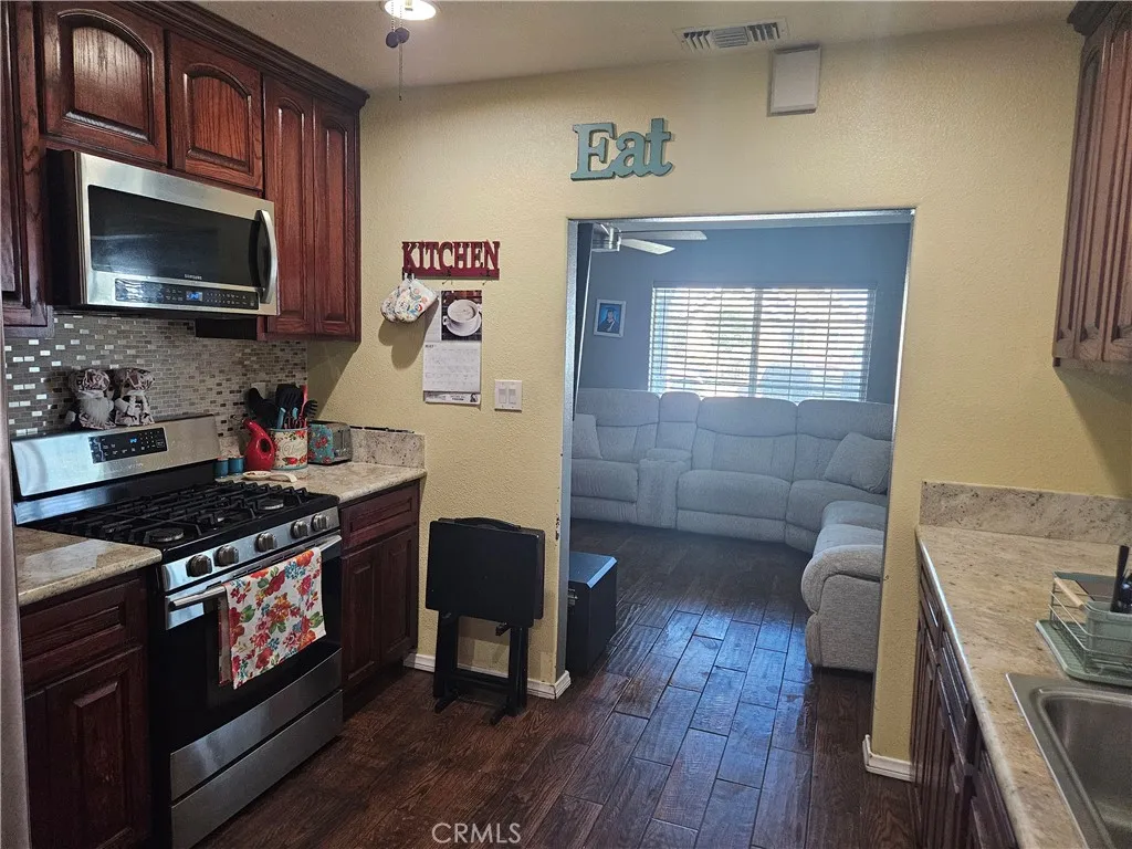 8693 San Carlos Avenue, South Gate, California 90280 home-pic-4