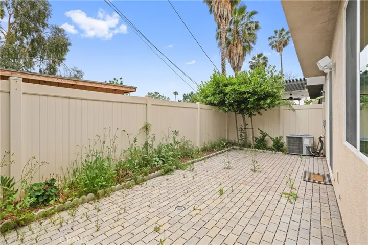 8258 N Haven Lane, Northridge, California 91325