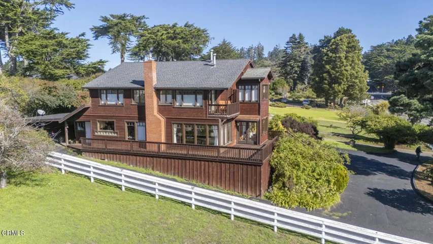 Circle Driveway and Ample Parking Space