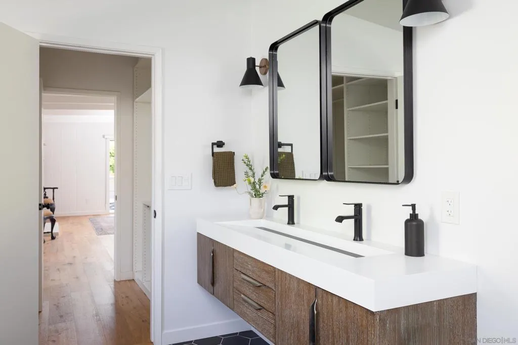 6529 Manana Place, La Jolla, California 92037 home-pic-19