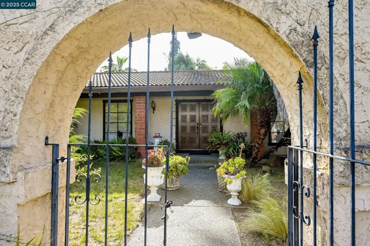 895 Ridge Dr, Concord, California 94518