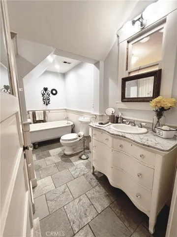 Upstairs bath no virtual staging