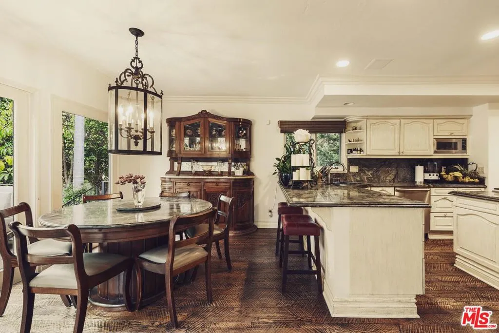 512 N Palm Drive, Beverly Hills, California 90210 home-pic-12