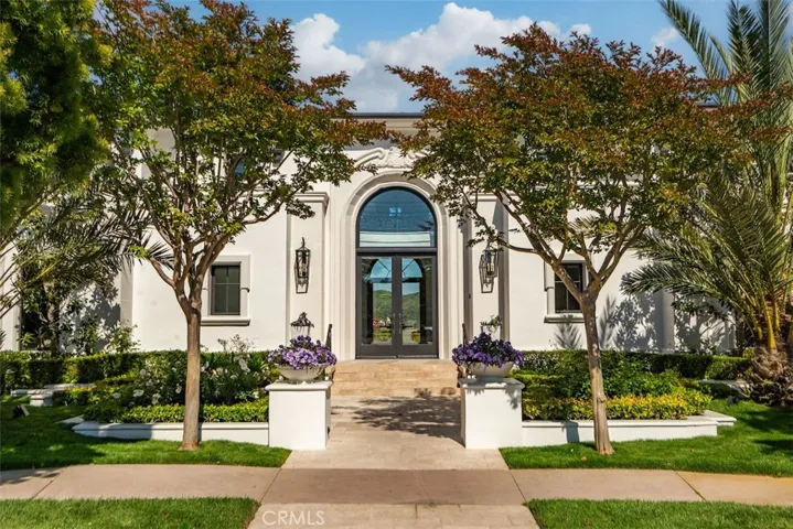 28 Shoreridge formal entrance at daylight