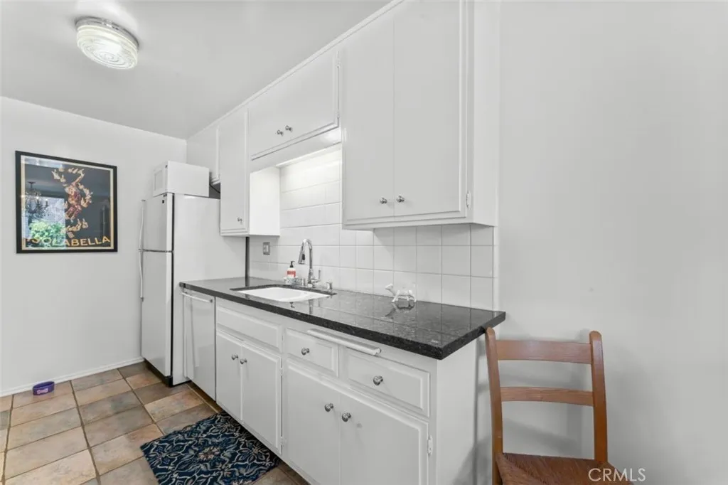 2301 S Beverly Glen Boulevard 102, Los Angeles, California 90064 home-pic-8