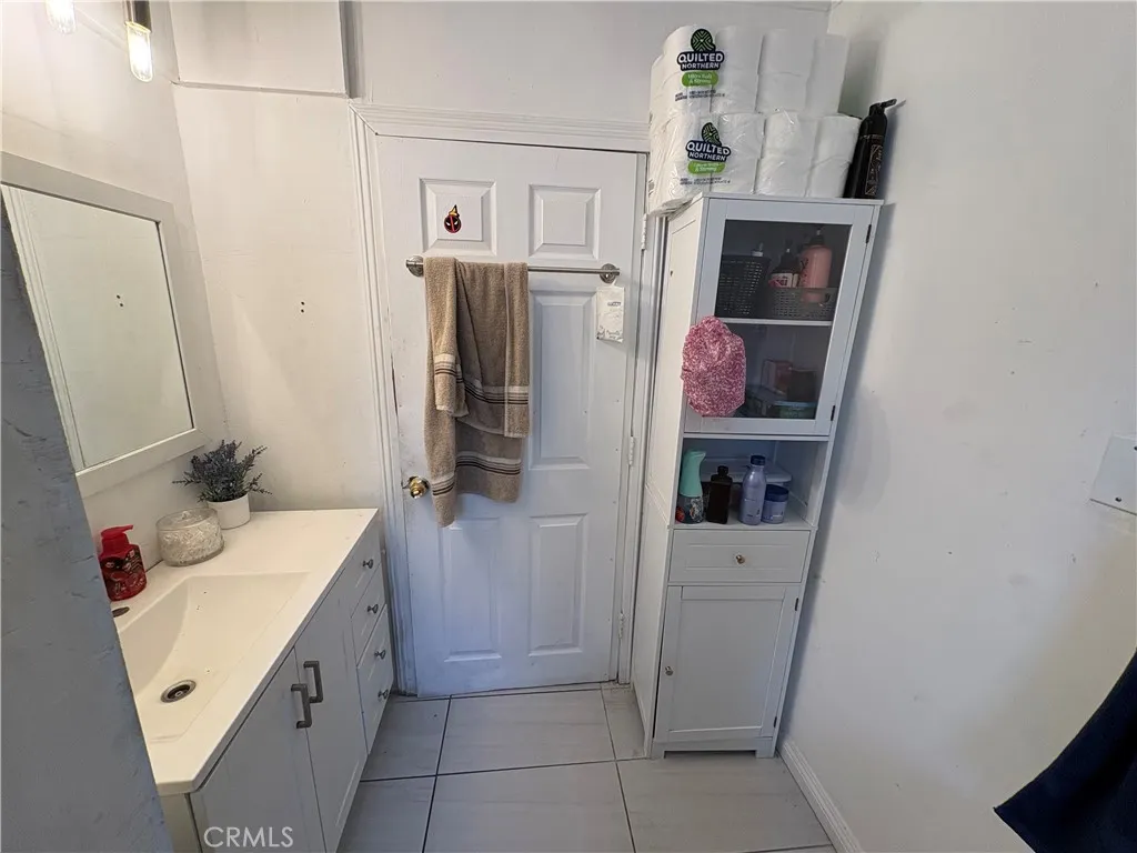 1610 N Fries Avenue, Wilmington, California 90744 home-pic-6