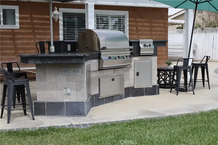 Built in BBQ with 2 burner rage top