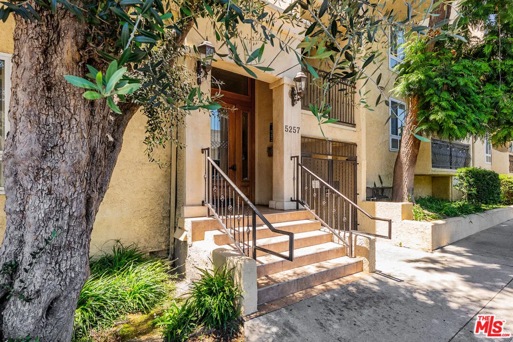 5257 Radford Avenue 103, Valley Village, California 91607 home-pic-22