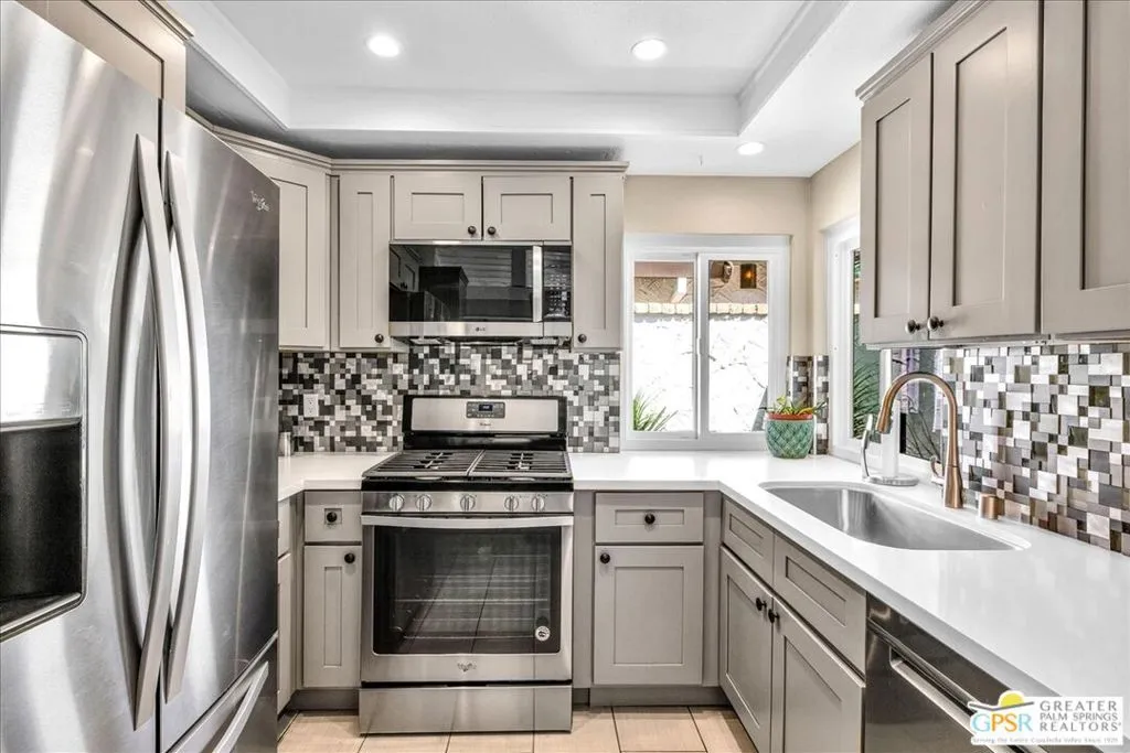 2530 Miramonte Circle C, Palm Springs, California 92264 home-pic-10