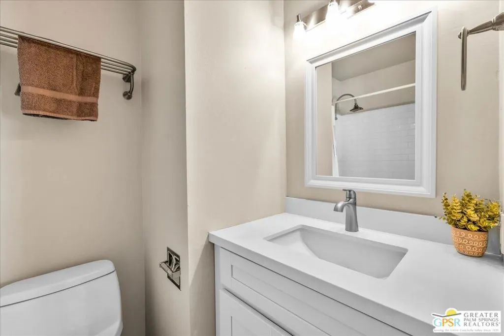 2530 Miramonte Circle C, Palm Springs, California 92264 home-pic-25