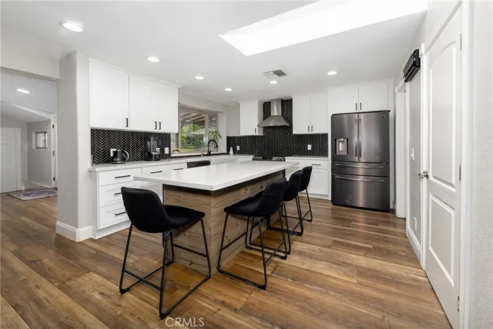 Image of the seating area in the center Kitchen Island.