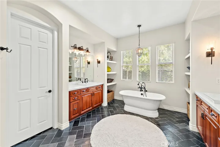 primary bath/soak tub