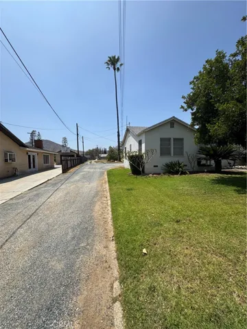 Driveway from to the street to the back